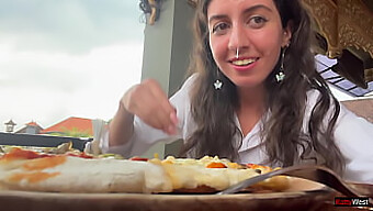 A Linda Adolescente Katty West Adora Comer Pizza Com Um Gozo Em Um Lugar Público