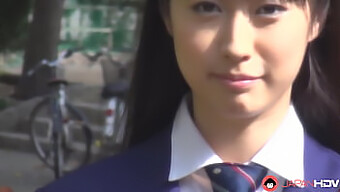 Tomomi Motozawa Dalam Seragam Sekolah Memberikan Blowjob Sempurna Kepada Teman Sekelas