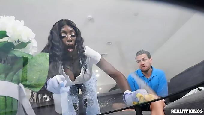 Najväčšie Prsia A Fajčenie: Handjob Ebony Mystique A Výstrek