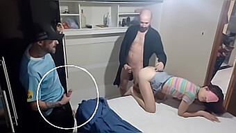 Ménage Selvagem De Casal Amador Com Esposa Vendada E Convidado Surpresa