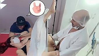 Doktor Isteri Memberikan Urutan Dan Blowjob Padanya