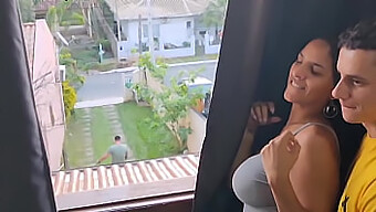 Una Milf Caliente Y El Amigo De Su Esposo En Un Encuentro Ardiente Mientras El Esposo Está Fuera.