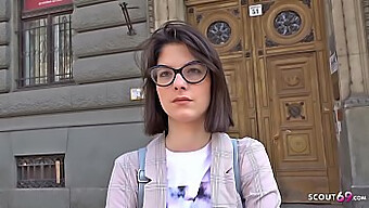 La Giovane E Diretta Sara Si Prende Un Po' Di Sesso Anale Hardcore Per Soldi.