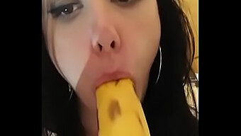 Süße Hausgemachte Schlampe Gibt Blowjob An Einer Banane