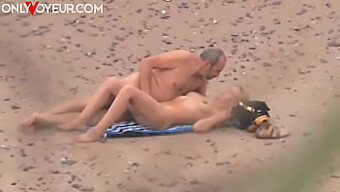 L'Uomo Maturo Shirley Harris Gode Del Sesso Pubblico Sulla Spiaggia