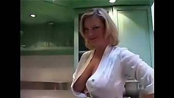 Gros Seins Et Fumette: Une Vidéo Maison D'Une Superbe Milf