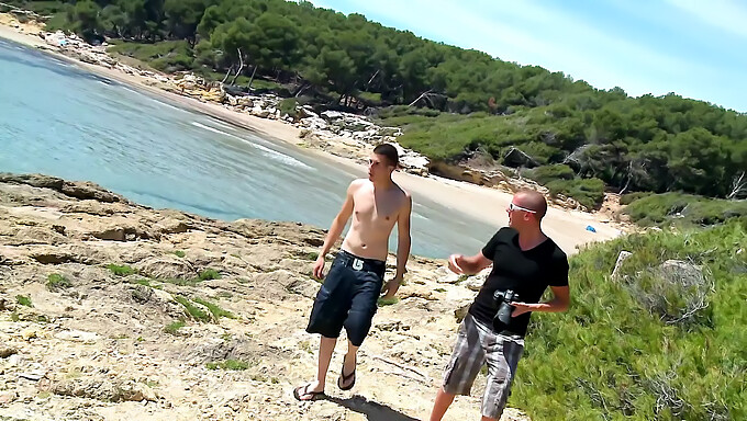 Zwei Typen Lassen Sich Am Strand Den Arsch Ficken