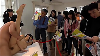 Japanske Tenåringer På Kunstshow Blir Knullet Offentlig