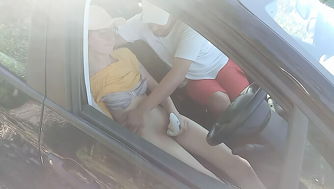 Teen (18+) Si Honí Kundičku S Vibrátorem Před Skrytou Kamerou