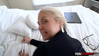 Milf Blonde Excitée Séduit Son Beau-Fils Avec Un Gros Cul Et Une Grosse Bite