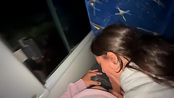 O Plimbare Obraznică: Bruneta Se Bucură De Bdsm Public Într-Un Autobuz