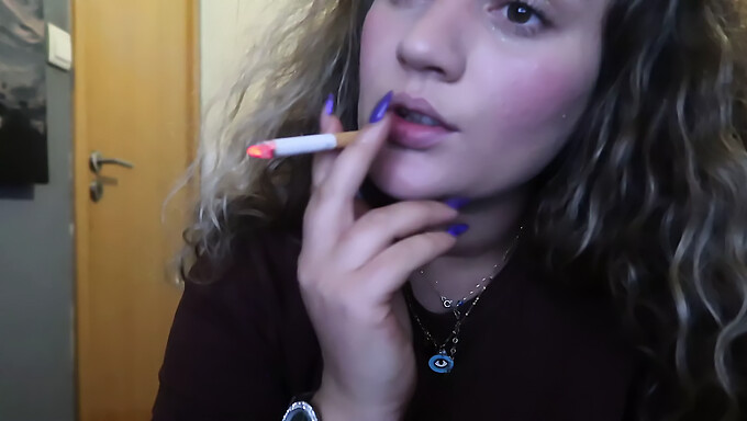 Rubia De 18 Años Fuma Cigarro Y Hace Una Mamada