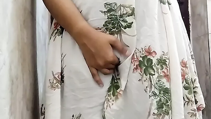 Desi Wife'S Anal Masturbation And Lesbian Play With Indian Teen