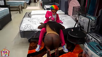 Un Clown Gay Reçoit Une Fellation Baveuse D'Un Client