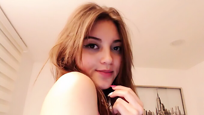 Jeune Fille Avec Un Gros Cul Se Prend Une Grosse Bite Sur Sa Webcam