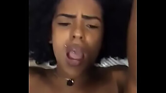 Una Pequeña Brasileña Recibe Placer Oral En Su Trasero Y Eyacula Fuerte