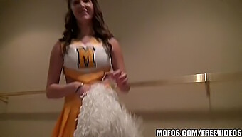 I Movimenti Hot Della Cheerleader Di Holly Ti Lasceranno Senza Fiato